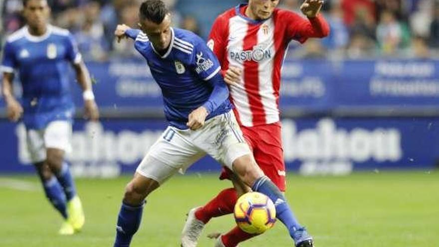 Tejera protege el balón ante Salvador.