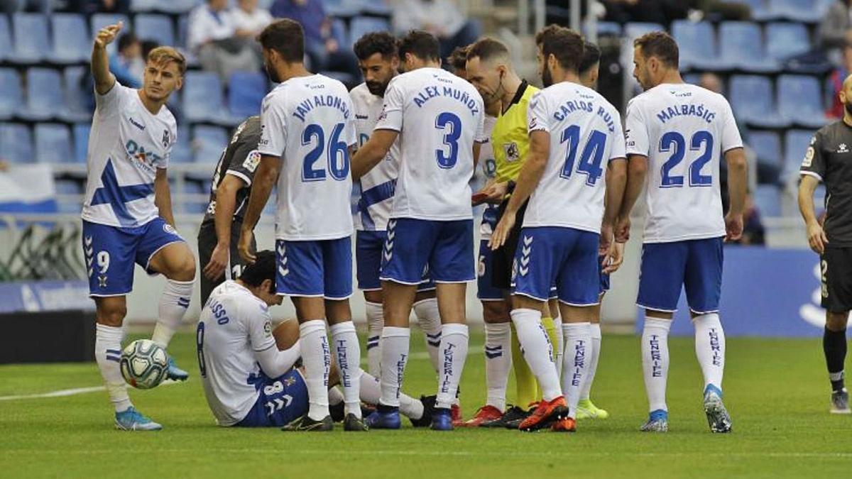 Borja Lasso, justo después de sufrir la entrada de Myakushko en el partido Tenerife-Alcorcón disputado el 14 de diciembre de 2019 en el Heliodoro. | | LALIGA
