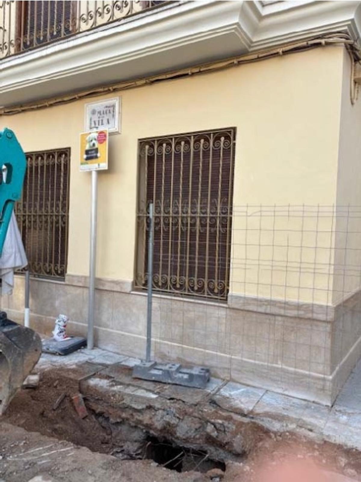 Las obras de reurbanización del centro histórico de Carlet han sacado a la luz el antiguo pozo.