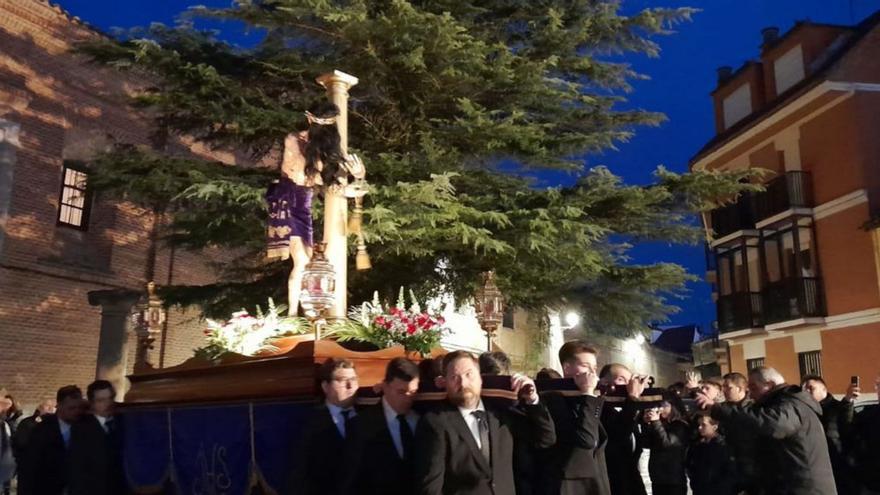 Cofrades portan a hombros la imagen del Ecce Homo en su salida del convento. | Carmen Toro