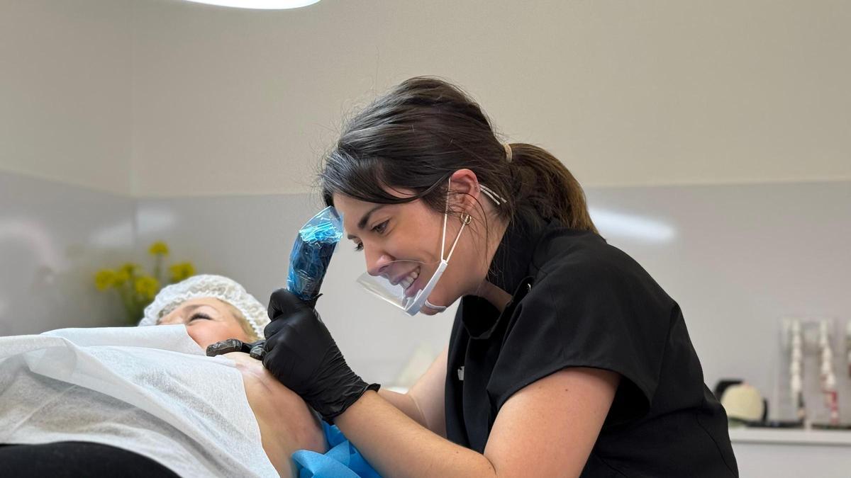 Mónica Aráguez realiza una micropigmentación mamaria.