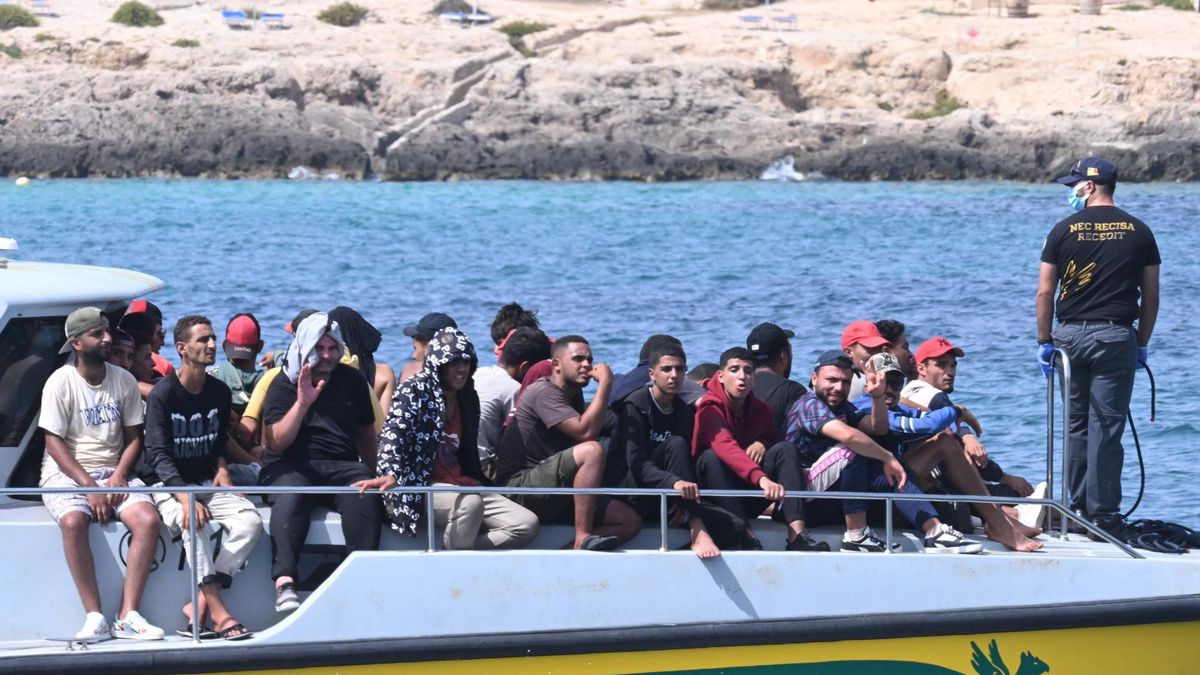 Italia traslada los primeros migrantes irregulares fuera de la Unión Europea.