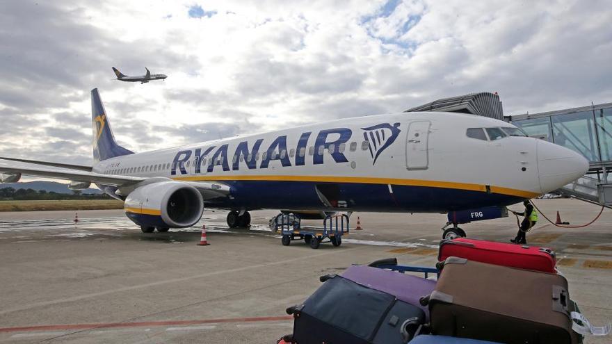 Avión de Ryanair en el aeropuerto de Vigo // Marta G. Brea