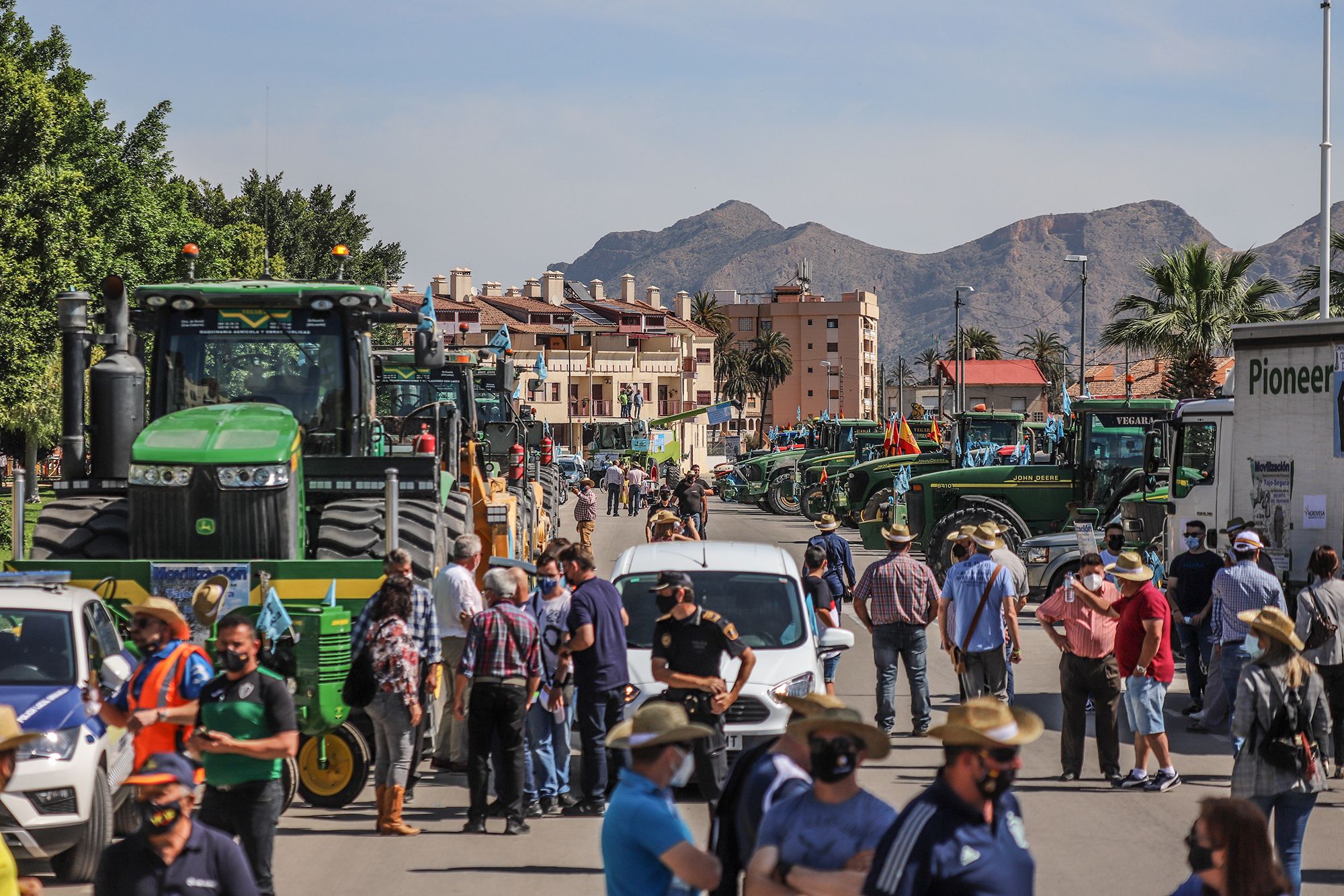 Tractores y regantes en el recinto de Los Huertos de Orihuela