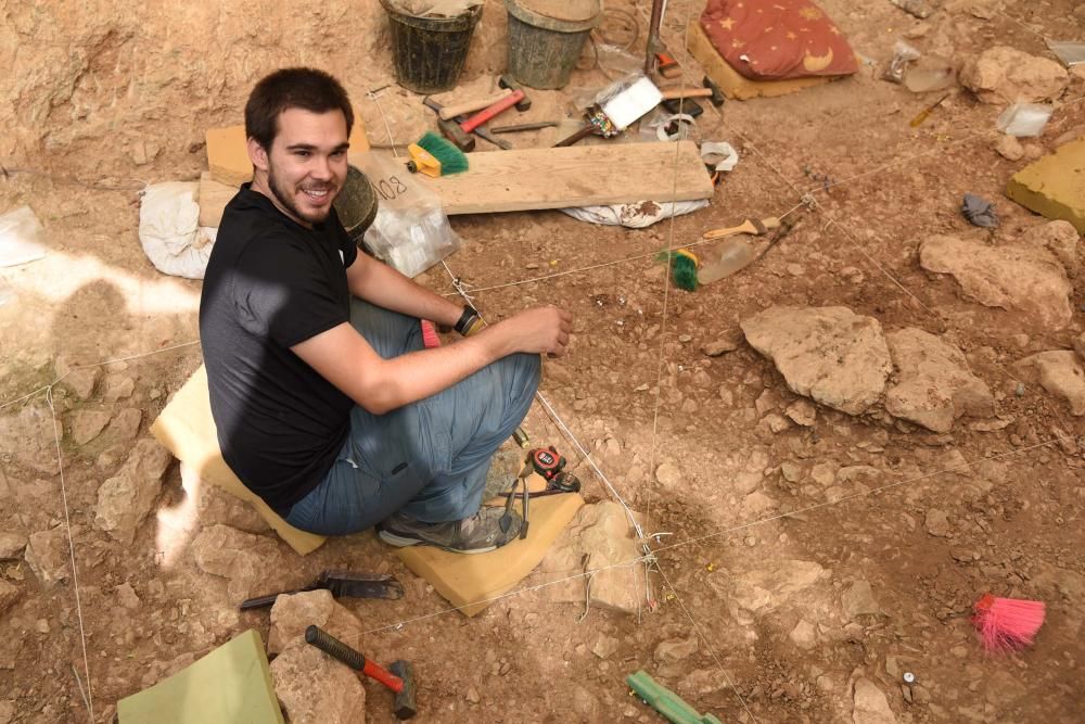 Fotos de la campanya d'excavacions d'enguany a les coves de les Teixoneres de Moià. S'hi han trobat tres dents de neandertal, una d'adult.