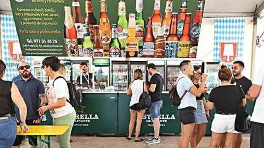 La última jornada de la 12ª edición de la Feria de la Cerveza, ayer, en el Recinto Ferial, en la que se degustó un arroz de matances.