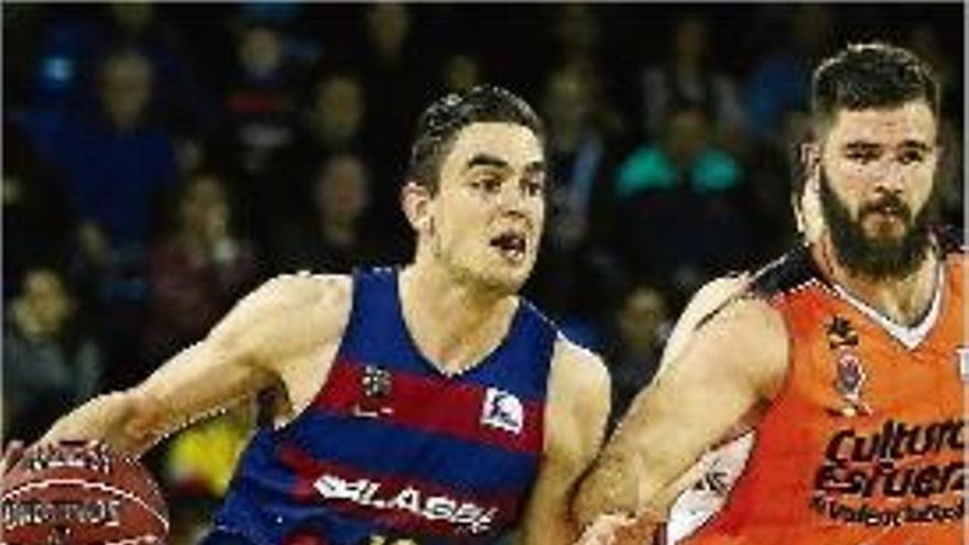 Satoransky intenta superar un rival, ahir al Palau.