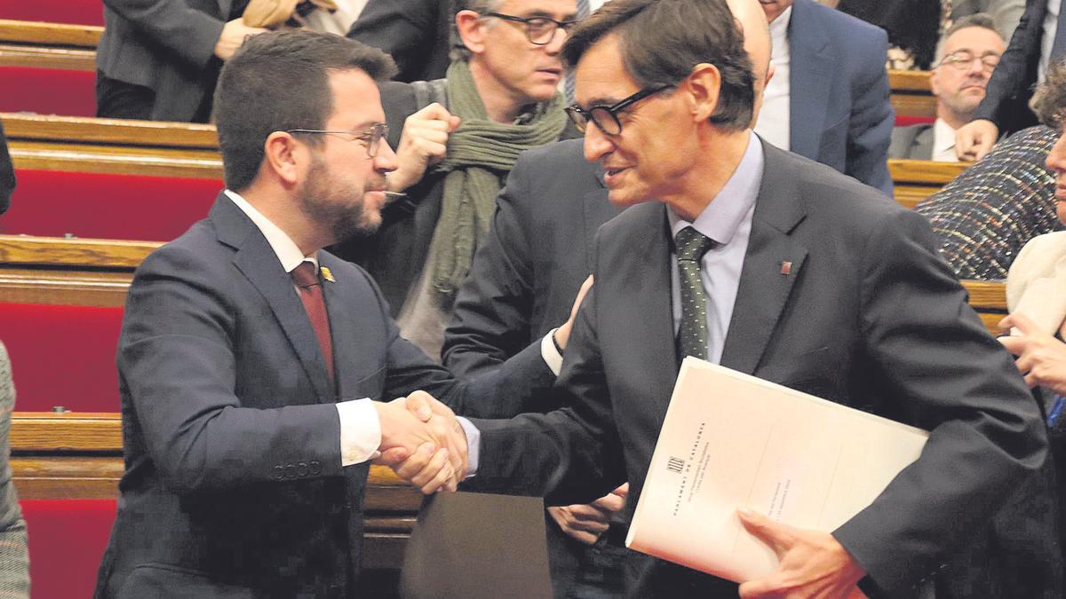 Pere Aragonès i Salvador Illa se saluden, en una sessió al Parlament de Catalunya