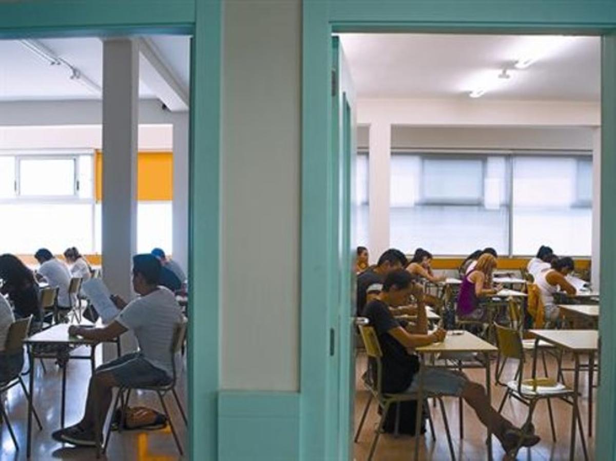 Examen d’anglès, ahira l’institut Poeta Maragall de Barcelona. Examen d’anglès, ahira l’institut Poeta Maragall de Barcelona.