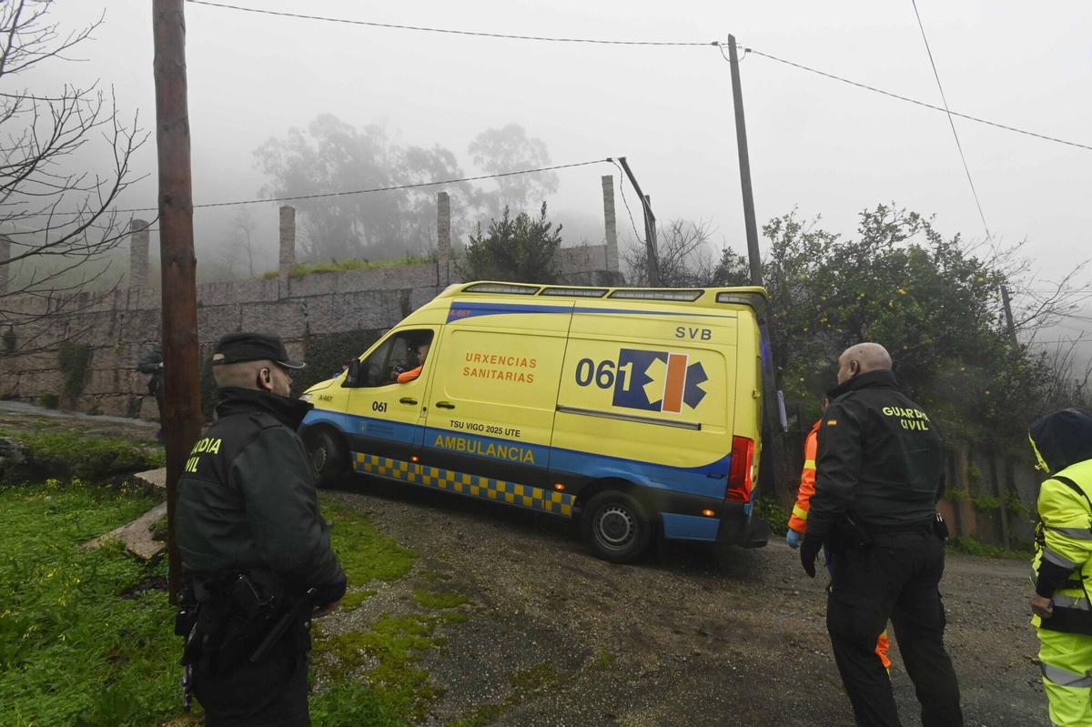 Un desprendimiento en la Autovía do Morrazo sepulta una vivienda en Moaña y deja un vecino herido