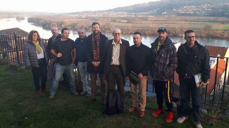 En el centro el alcalde, Vázquez Padín, Alec Jorda (dcha.) y Rodrigo Arboes (izda.) con el resto de miembros de los clubes que remo que intervinieron en la presentación del proyecto. // D.B.M.