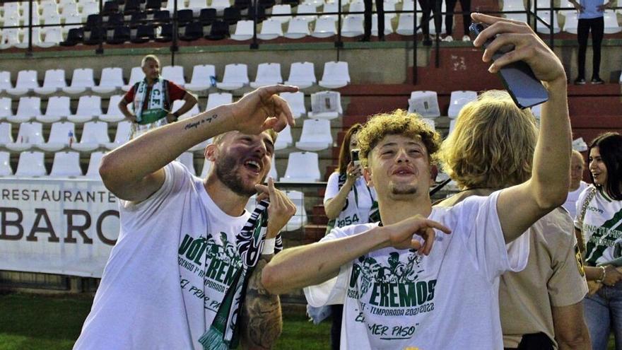 Antonio Casas y Simo Bouzaidi, durante la celebración del ascenso en Mérida.