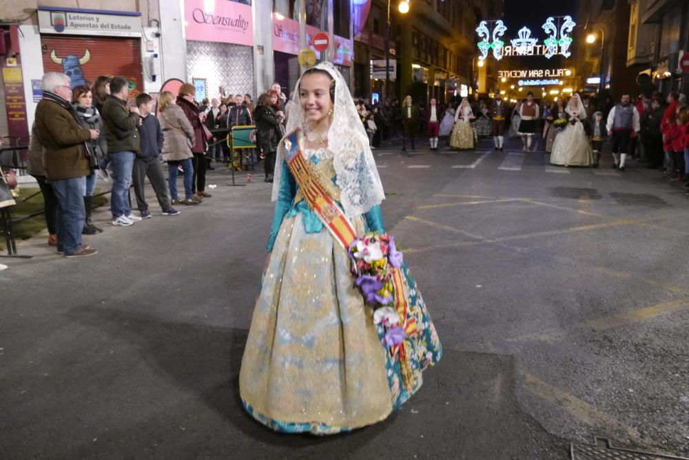 Así desfiló Sofía Soler y la comitiva oficial en la Ofrenda