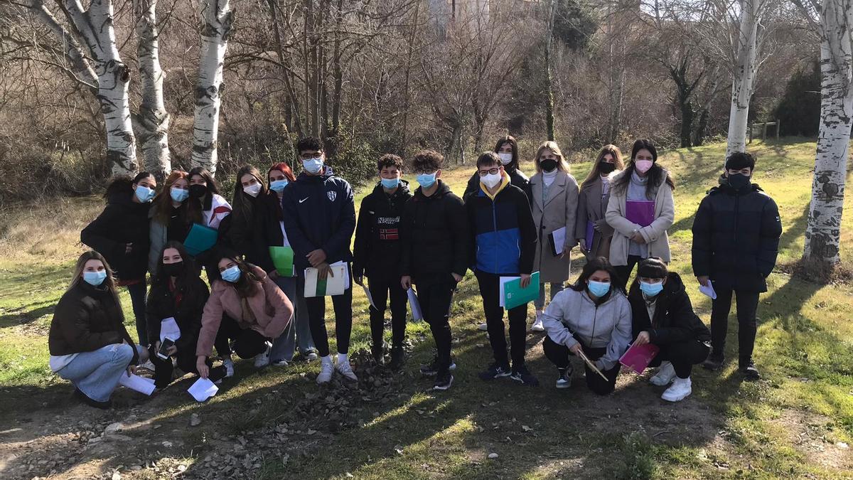 Los alumnos y alumnas de 4º de ESO que participaron en el taller de poesía y naturaleza, en la chopera junto al instituto.