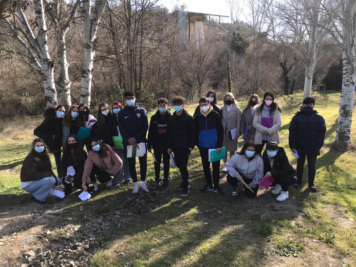 Los alumnos y alumnas de 4º de ESO que participaron en el taller de poesía y naturaleza, en la chopera junto al instituto.