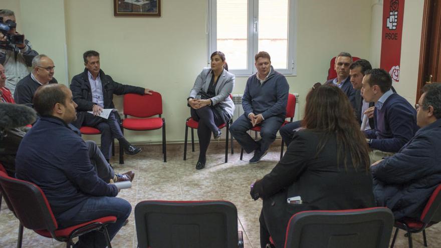 Un momento de la reunión mantenida en la sede del PSOE con los agentes sociales