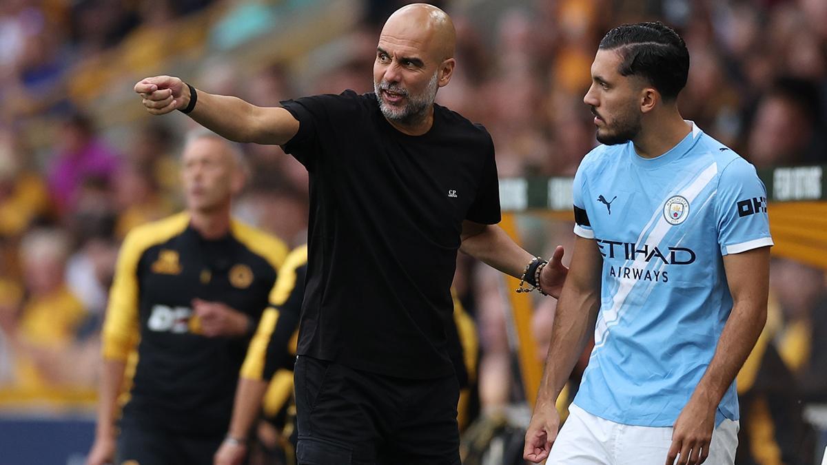 Pep Guardiola da instrucciones a Rayan Cherki en el partido de la Premier League del Manchester City