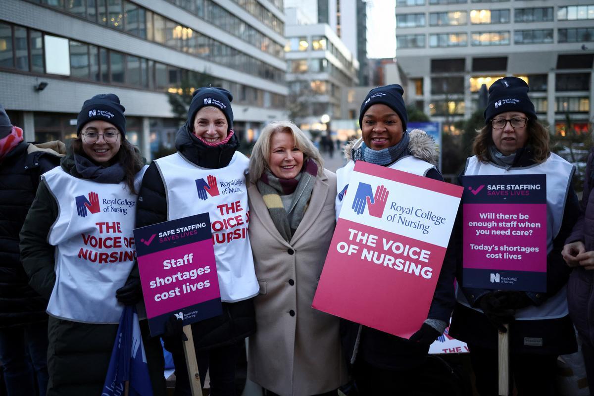 Protesta de enfermeras del sistema de salud público del Reino Unido (NHS, por sus siglas en inglés), frente al Hospital St. Thomas de Londres. Reclaman recibir un salario digno acorde con el trabajo que realizan.