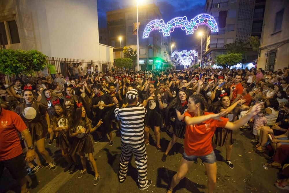 Desfile colorido de las comisiones en Elche