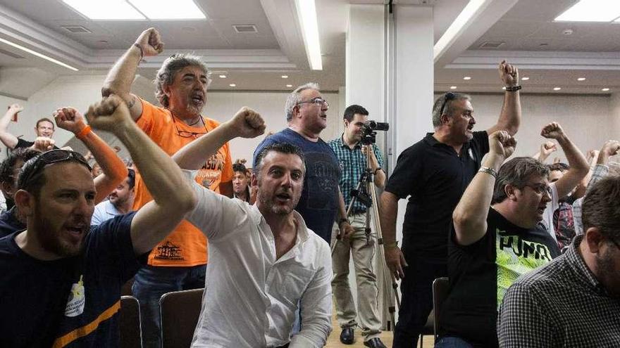 Estibadores afiliados al sindicato Coordinadora durante su reunión de ayer en Madrid. // Luca Piergiovanni