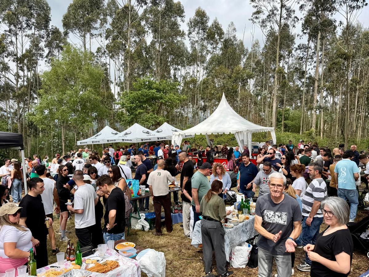 Un momento de la romería, repleta de vecinos, a la hora de la comida.