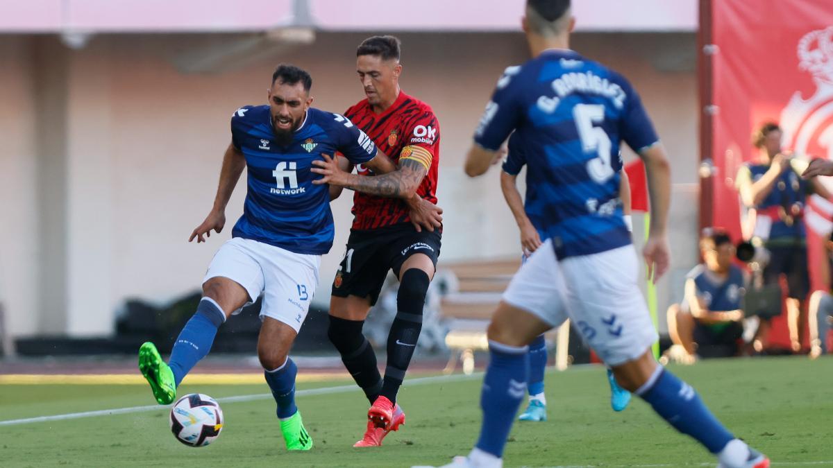 Borja Iglesias protege el balón ante Raíllo en la primera vuelta