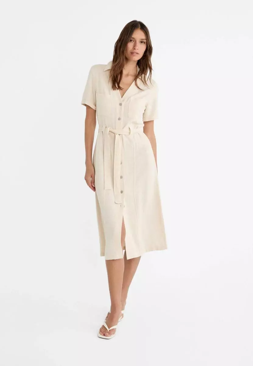 Lucirás impecable con estos 7 vestidos midi de Stradivarius: perfectos para ir a la oficina 7 Moncloa Vestido midi camisero con cinturón de Stradivarius: estilo y funcionalidad