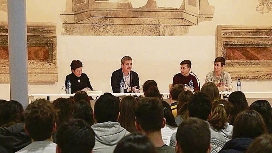 Alumnos durante el encuentro literario.