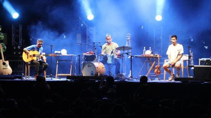 Actuació d&#039;Stay Homas, també nominats, en un concert de les Nits d&#039;Acústica