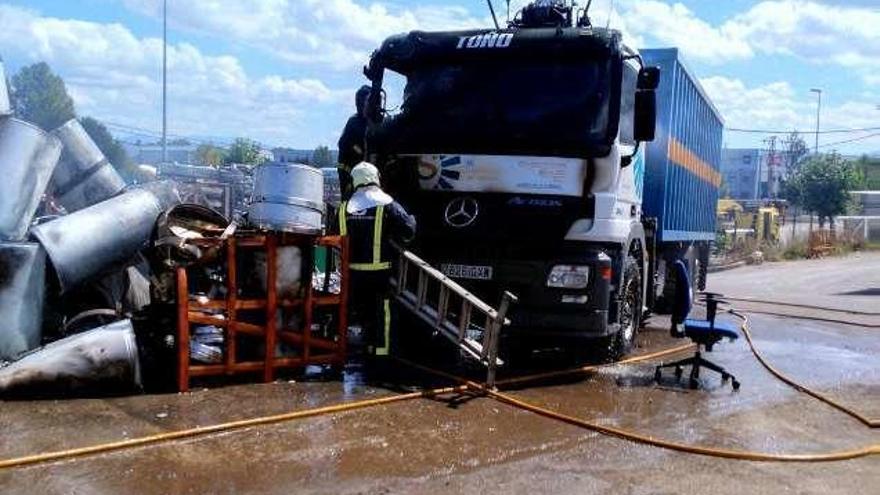 El camión que ardió en el polígono de Silvota (Llanera)