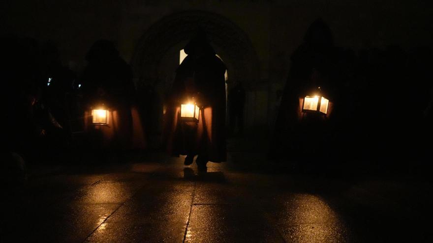 Hermanos de La Capas con sus faroles encendidos