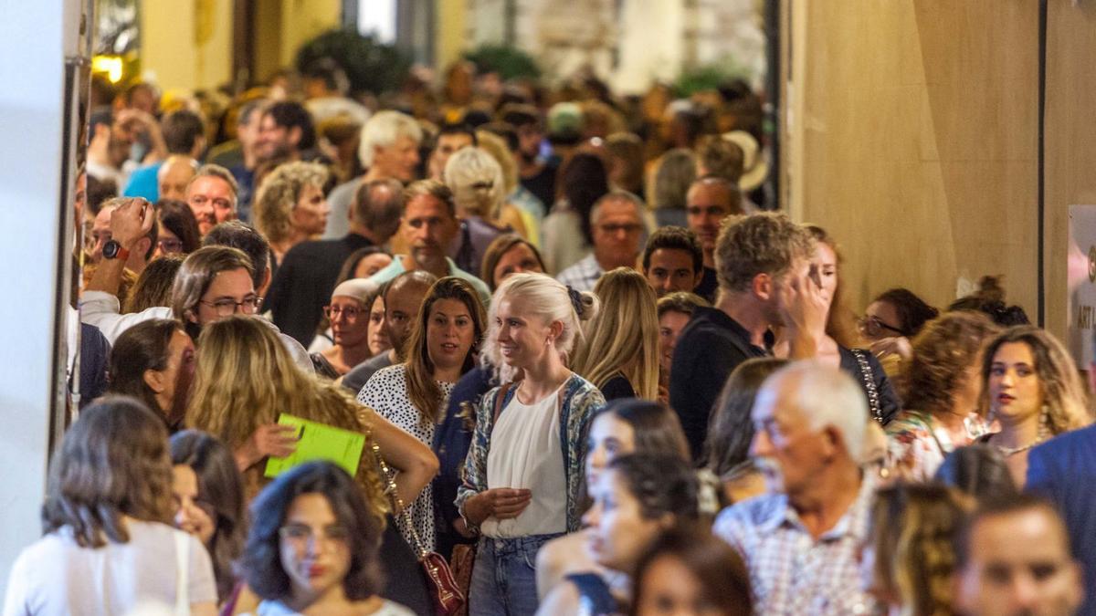 Der Carrer Sant Feliu bei der Nit de l’Art 2019: Menschentrauben ziehen bei dem Event in Palma von Galerie zu Galerie
