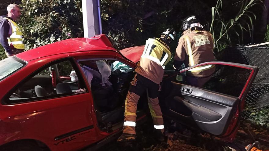 Heridos y atrapados tras estrellarse con el coche en la rotonda del avión en Torre Pacheco