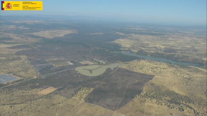 Así se desarrolló el incendio en Valdecaballeros: desalojos, reuniones y muchos efectivos desplazados