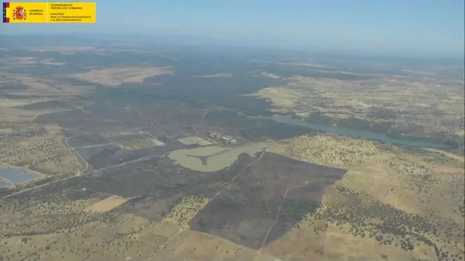 FOTOGALERÍA | Así se está desarrollando el incendio en Valdecaballeros: desalojos, reuniones y muchos efectivos desplazados