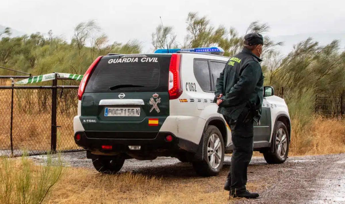 Agentes de la Guardia Civil junto a una finca.
