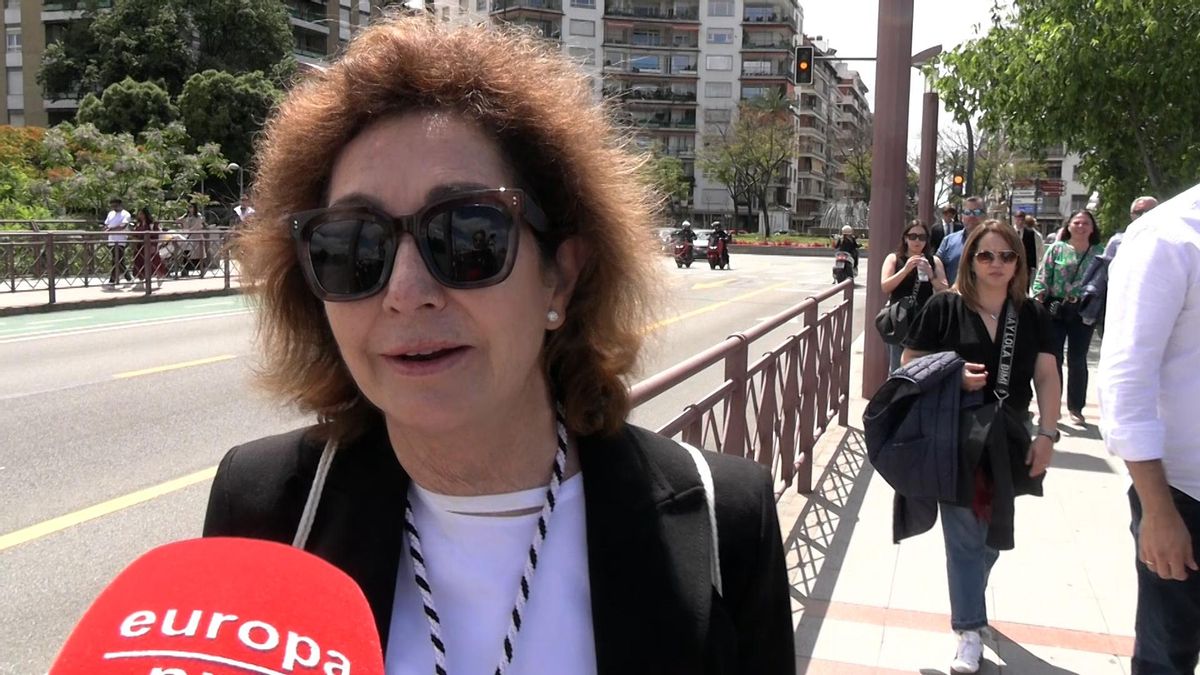 Ana Rosa Quintana y la reina Sofía en la Semana Santa de Sevilla