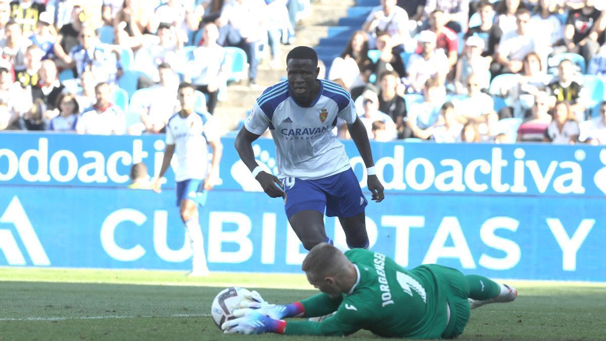 Gueye observa al portero del Villarreal B durante el partido disputado en La Romareda.