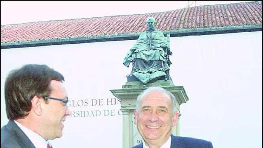 Vicente Gotor recibe la enhorabuena del todavía rector Juan Vázquez, con Paz Andrés al fondo.