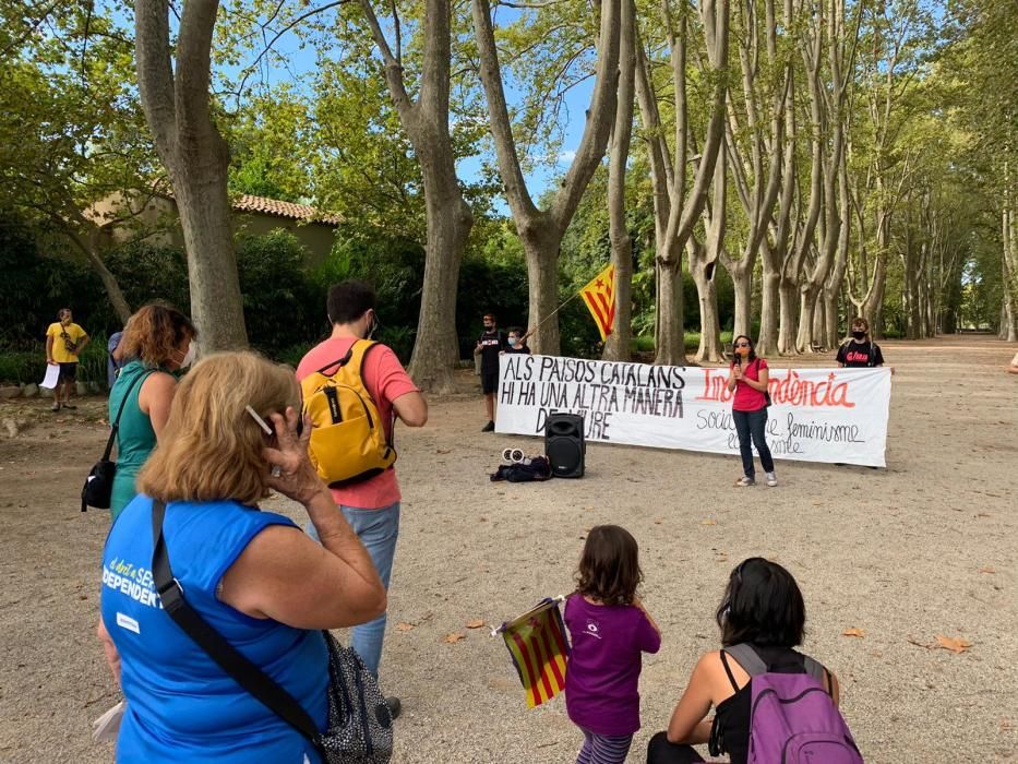 Lectura del Manifest de l''esquerra independentista gironina al passeig de la Copa