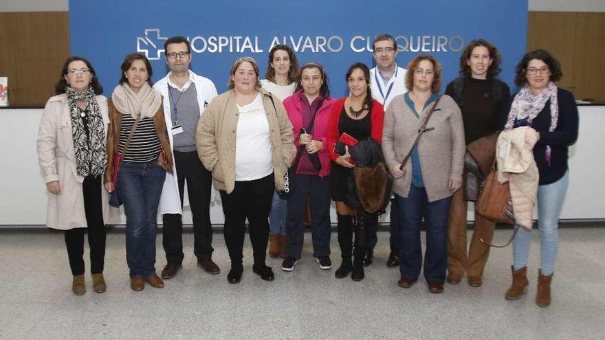 Padres y profesionales antes de comenzar ayer el taller sobre enfermedades raras. // Alba Villar