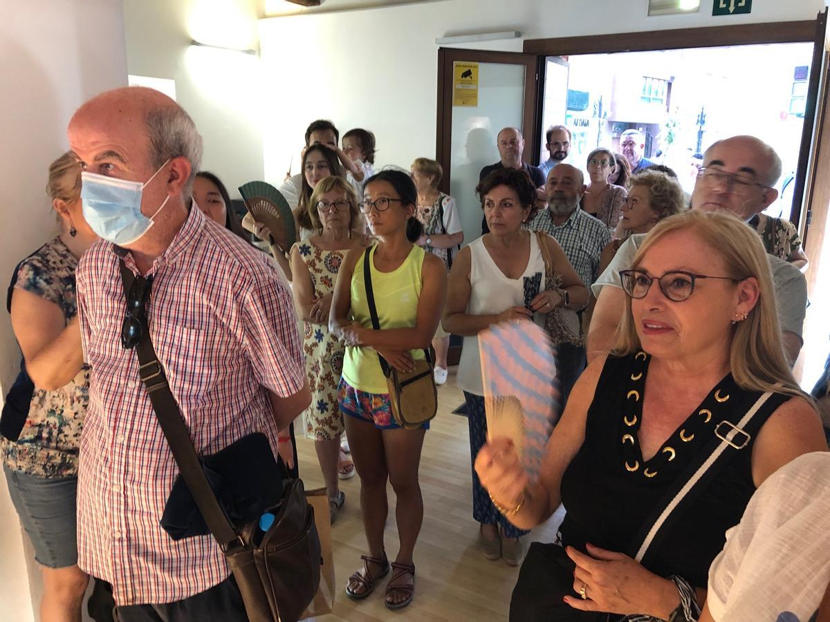 Asistentes a la inauguración.