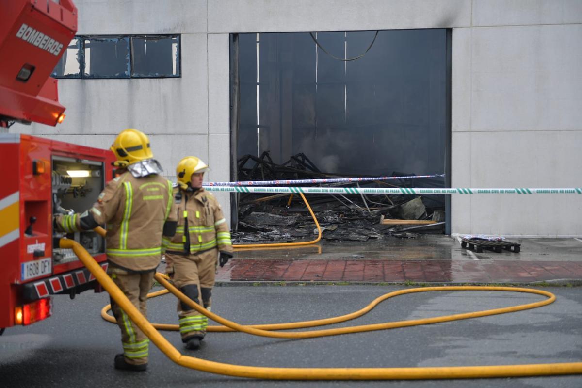 Un incendio destroza la nave de Trison en el polígono de Espíritu Santo