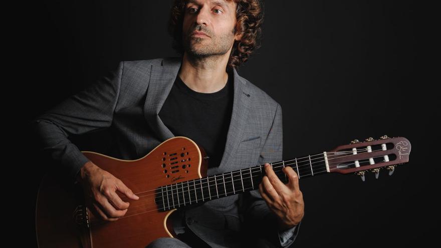 Xoán Curiel, coa súa guitarra. | Juan Luis Rúa