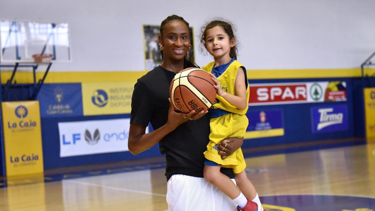 Astou Ndour posa junto a la joven canterana del Spar Gran Canaria Gabriela Ramírez en La Paterna.