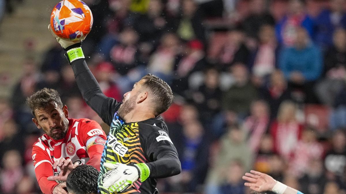 Adrián, el portero del Betis, evita el cabezazo de Stuani, el capitán del Girona, en la segunda parte del duelo de Montilivi.