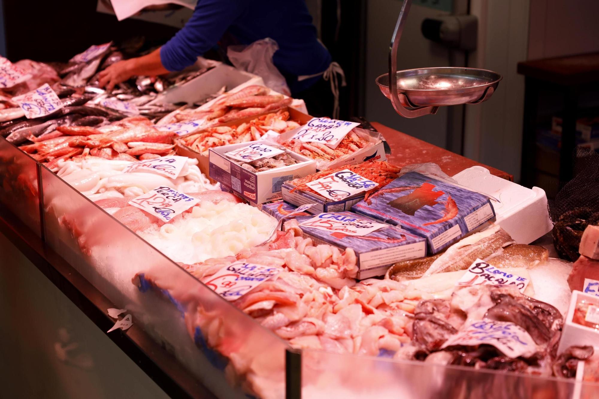 Las compras para Navidad se adelantan en el Mercado Central de Zaragoza