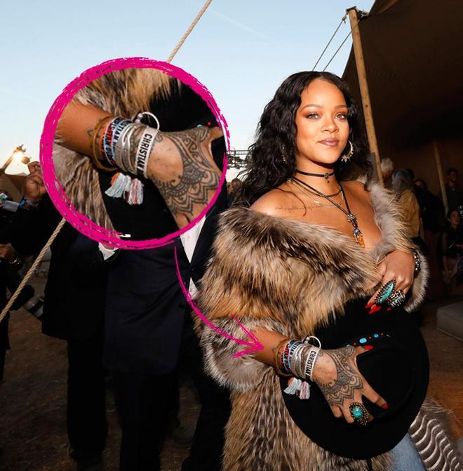 Rihanna con abrigo de pieles y círculo señalando pulseras