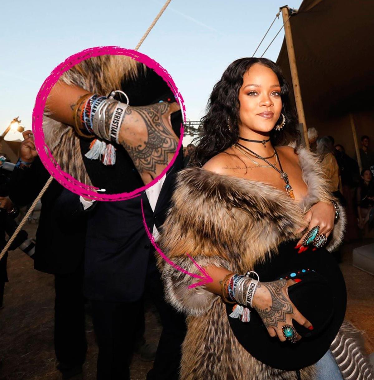 Rihanna con abrigo de pieles y círculo señalando pulseras