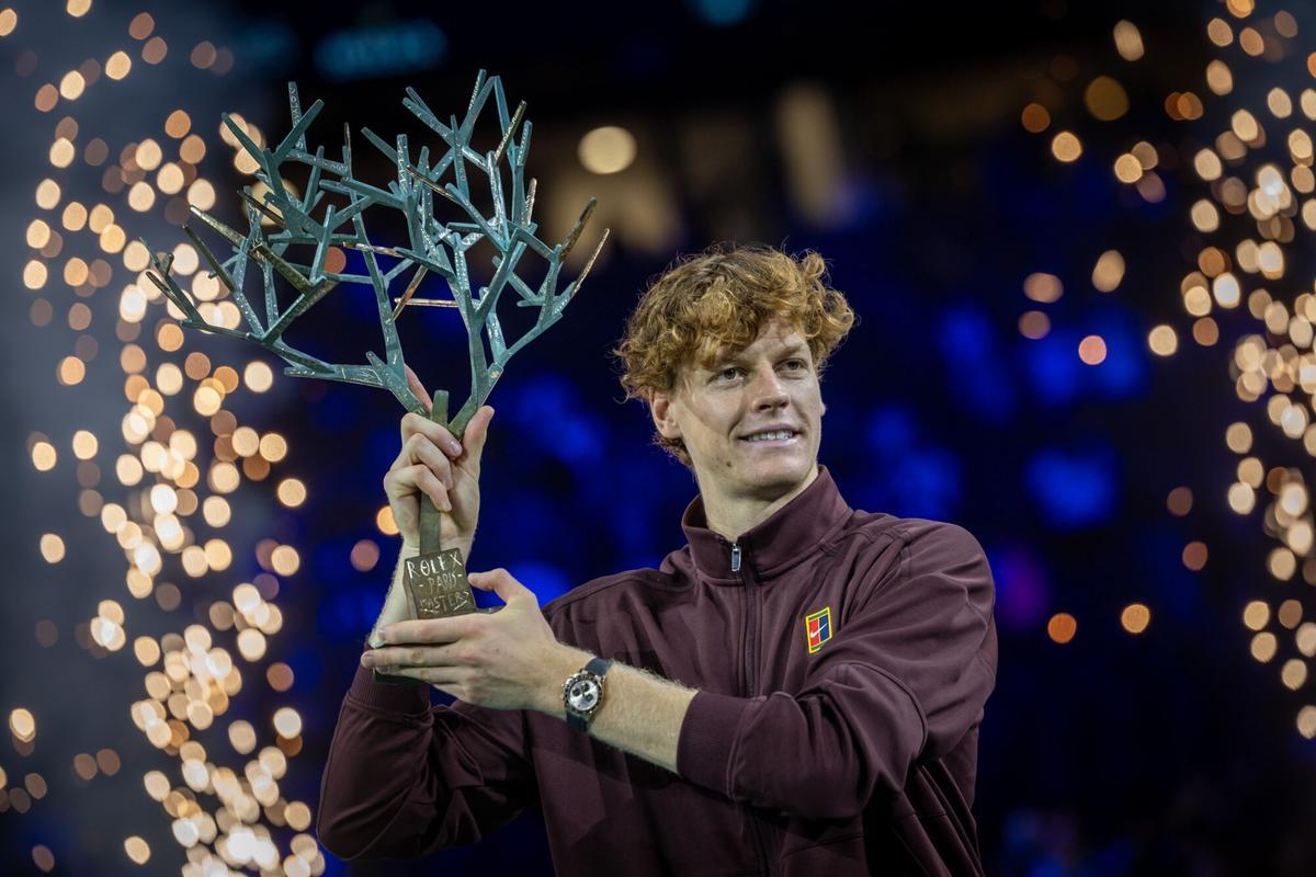 El tenista italiano Jannik Sinner posa con el trofeo tras ganar la final contra el canadiense Félix Auger-Aliassime en el torneo ATP Masters de París.